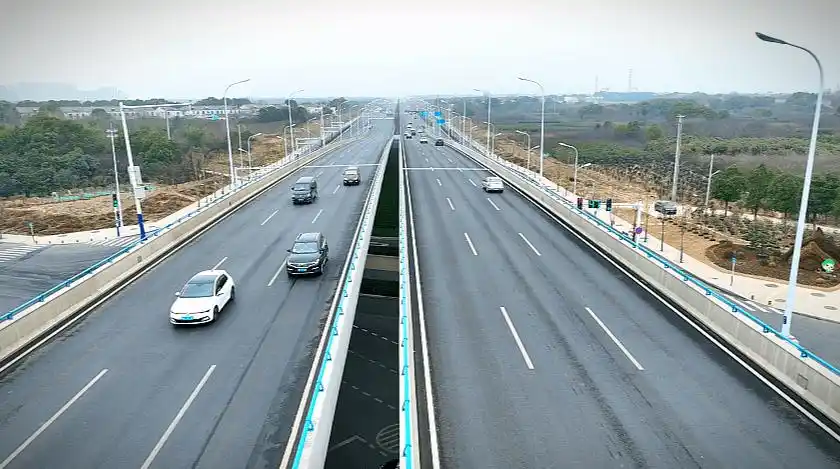 大柏店路(江淮大道-紫蓬山路)长2830米,宽30米.