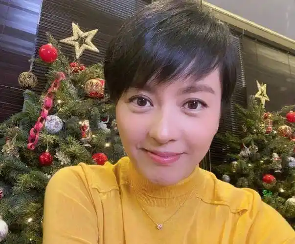 44岁梁咏琪:留短发20年不后悔,要继续做个热爱生活的短发女孩!