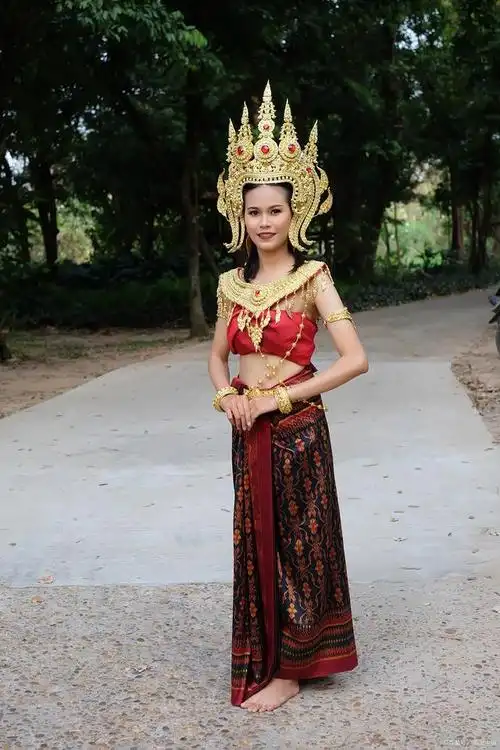 足迹柬埔寨边境,女人戴金项圈,男人擅长编织,异国风情引人入胜