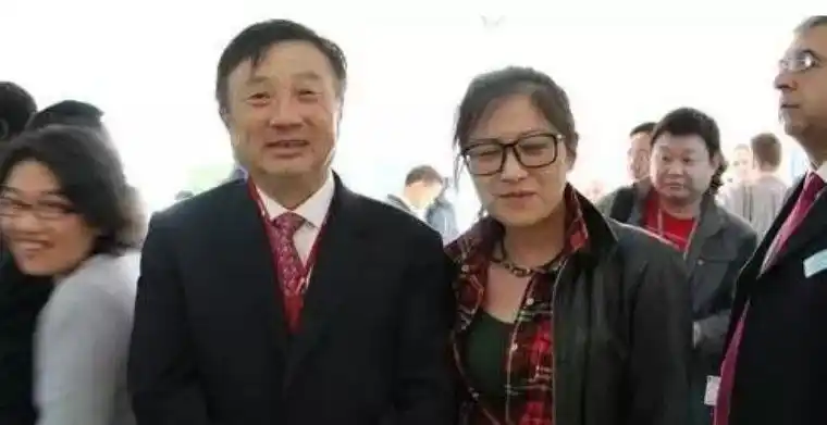 任正非的第三个女人苏薇,长相甜美,学历不低,比孟晚舟还小