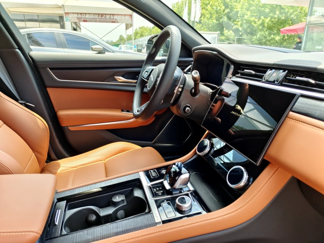 内饰科技感大增 实拍新款捷豹xfl顶配 妥妥英伦范儿