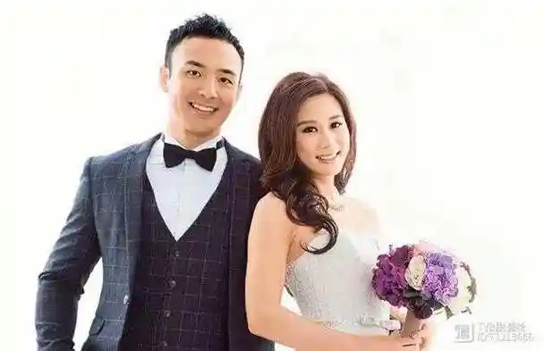 因为张嘉儿和老公,都是在国外长大,读书,所以夫妻俩觉得在国外读书