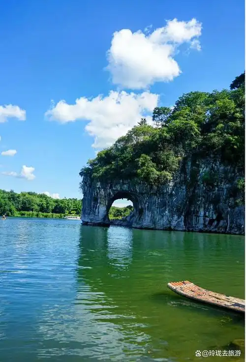 广西壮族自治区,简称"桂",是中国的一个多元文化省份,以其秀美的山水