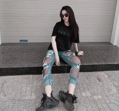 中越混血女孩,因55厘米"蚂蚁腰"走红网络,为自己的好身材自豪