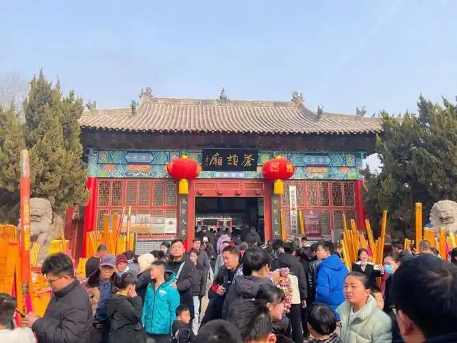 濮阳旅游的又一特色,戚城文物景区历史陈列馆的"中华第一龙"吸引众多