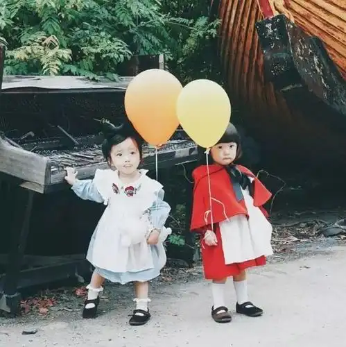 火爆朋友圈的双胞胎姐妹,日常太暖,网友:又要骗我生双胞胎女儿