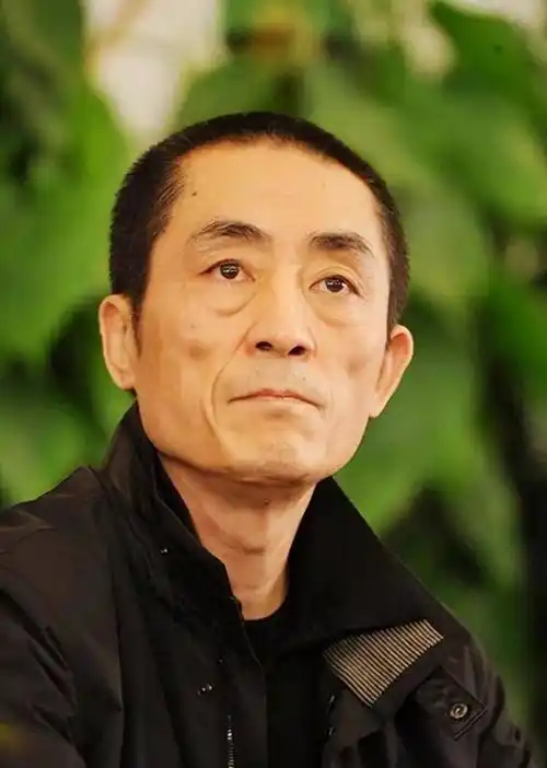 张艺谋:残疾弟弟摆地摊,白发母亲还上班,他被质疑冷漠_张伟谋_高仓健