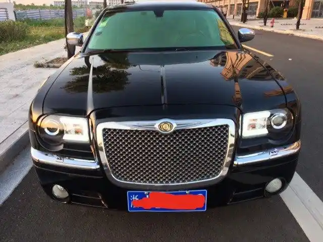 玩够了出一辆克莱斯勒300c老款