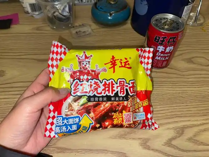 今晚夜宵就随便吃点吧幸运方便面来一包