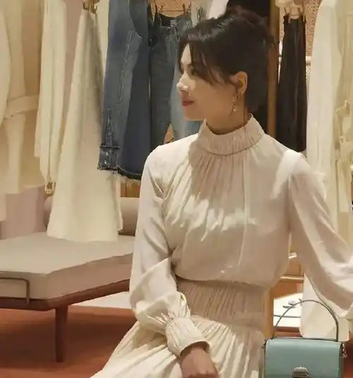 刘涛进入高级名媛圈,和万宝宝一起参加聚会,妆容精致贵气十足_珠宝