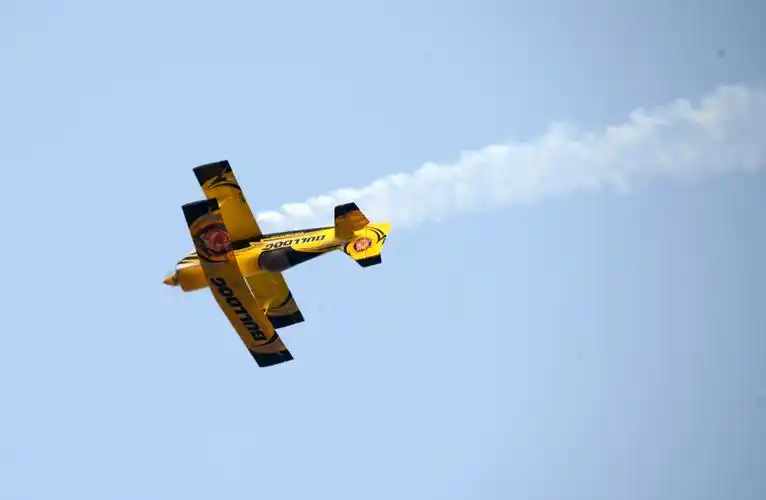 看飞机观航模炫酷特技飞行过大年