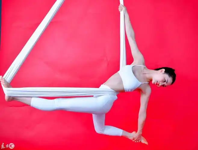 首页 贴吧 美图/街拍 空中练瑜伽 早晨起来空中练瑜伽,感受内心的清净