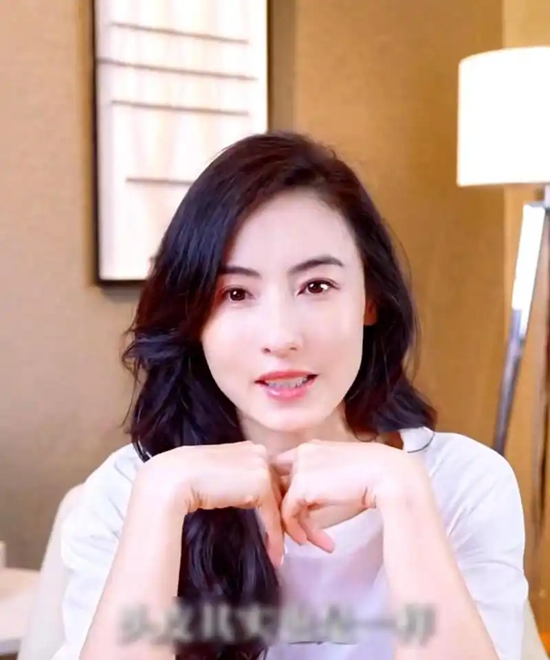 张柏芝到中年后脸型变宽,腮部也有些发福,但整体颜值依然不错.