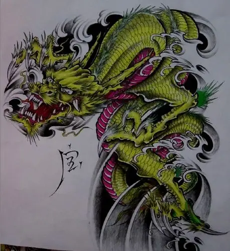 彩色披肩龙纹身图案