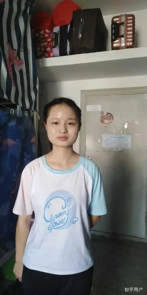 没人邀,我就强答一波,我也很方,正侧面都是正方形的,咬肌特别明显