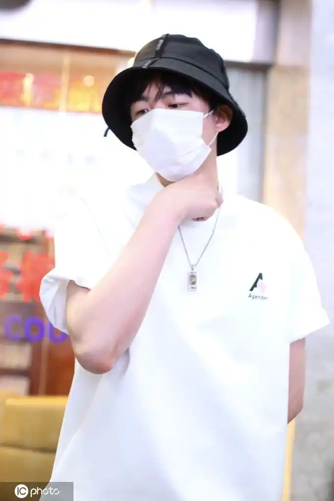 刘宇宁戴渔夫帽穿白tee 干干净净大男孩