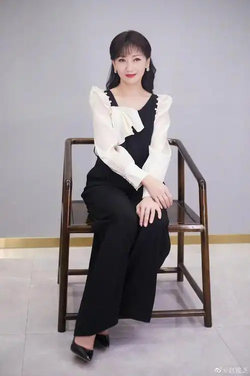 下半身是一条粗粗的阔腿裤,有着165厘米的身高,赵雅芝在搭配造型的