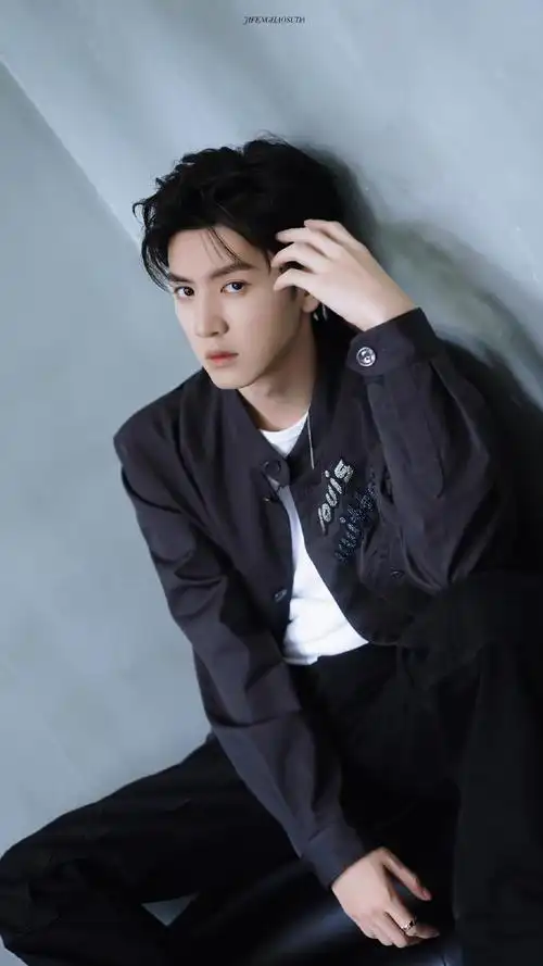 陈哲远狼尾墨镜##陈哲远黑发狼尾