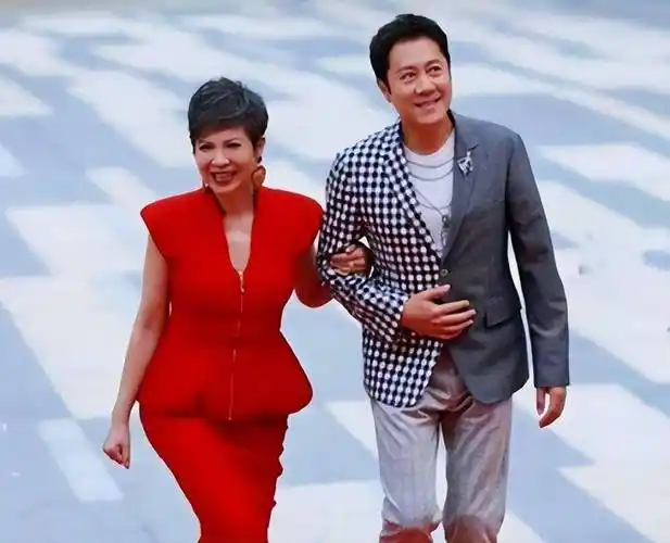 让人好奇,一向以事业为先的蔡国庆,怎么会因为妻子变成一个"爱家好