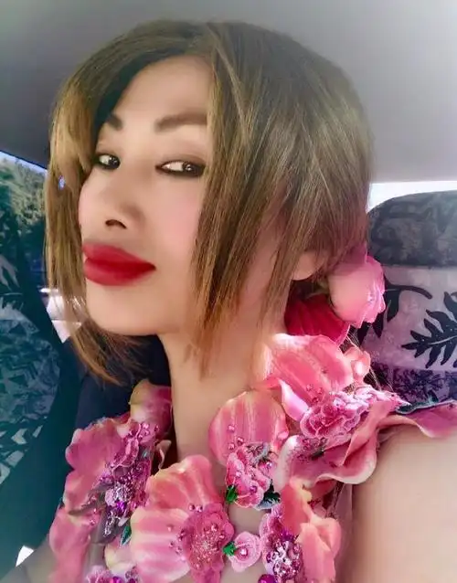 58岁白灵近照浓妆艳抹美人痣抢眼年轻的样子很多人没留意