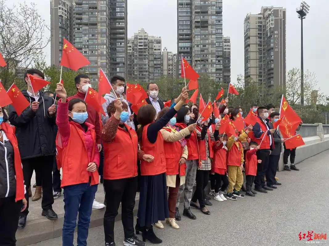 市民列队,欢迎最后一批四川援助湖北医疗队回家!