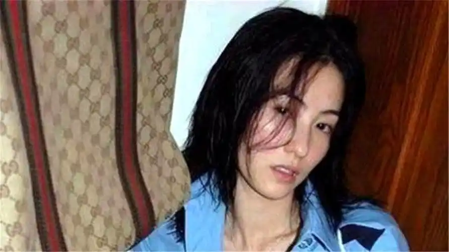 曝出1400张照片,毁了 b>张柏芝陈冠希 /b>的电脑维修员,被整成什么样