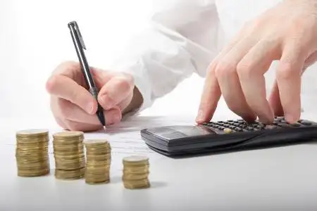 堆栈的硬币.财务会计-钱和计算照片