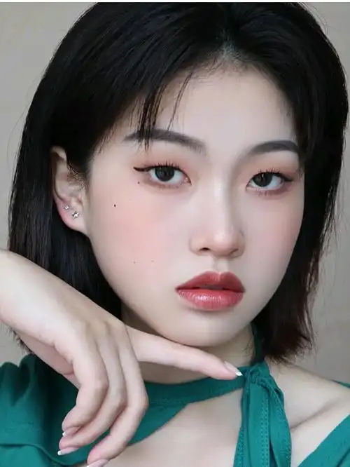 单眼皮女孩无辜大眼妆教