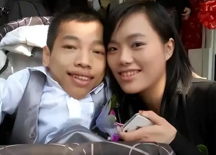 回顾袖珍总裁李创利高80厘米坐婴儿车赚上亿身家连娶两任美娇娘