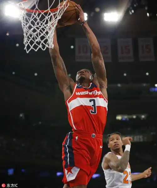 组图:奇才胜尼克斯 比尔双手灌筐沃尔持球突破