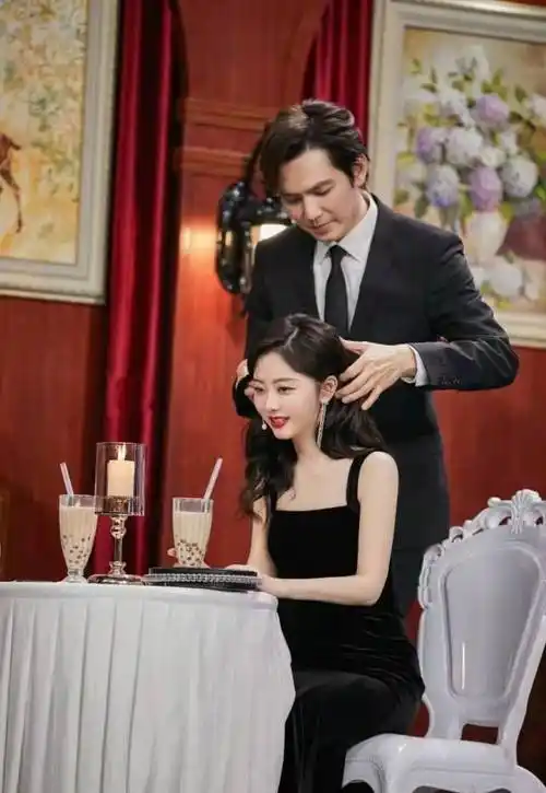 谭松韵问男方:你想跟谁一起看月亮爬上来,暗示答案是景甜_钟汉良_网友