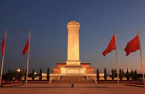 人民英雄纪念碑,庄严,肃穆,端坐在中轴线上,注视着,审视着,庇护着他