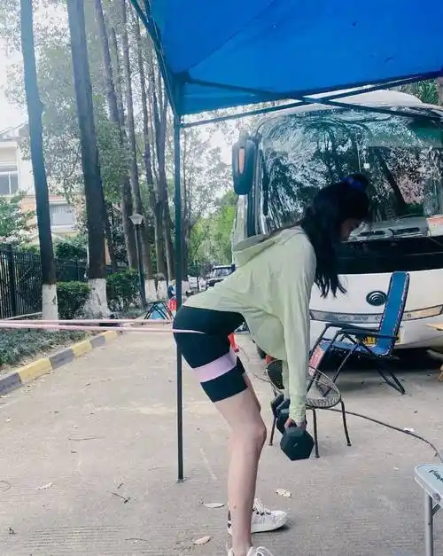 关晓彤晒片场健身照,美腿吸睛,蜂腰翘臀比例惊人!_身材_运动鞋_紧身衣