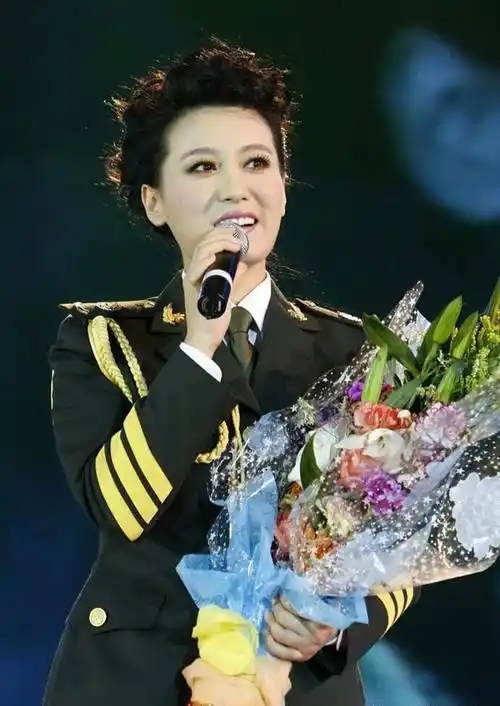 1998年,21岁的谭晶考进了总政歌舞团,还获得了三等功.