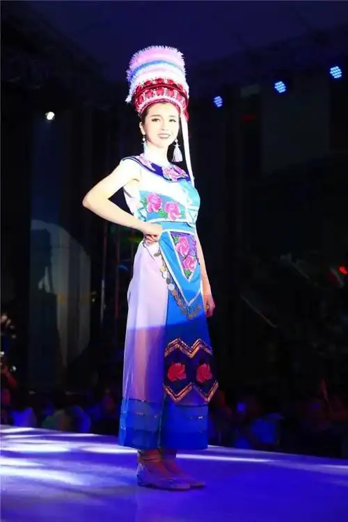 据说6月10号重庆最美的姑娘都聚集在了解放碑日月光广场你知道有什么