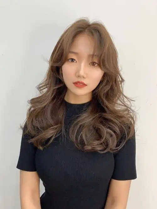 有点不符合这个季节太浅的颜色这个季节会感觉头发不是很健康不挑人