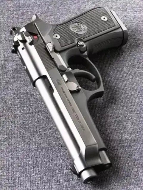 这把手枪很大气一看就知道是一把好枪