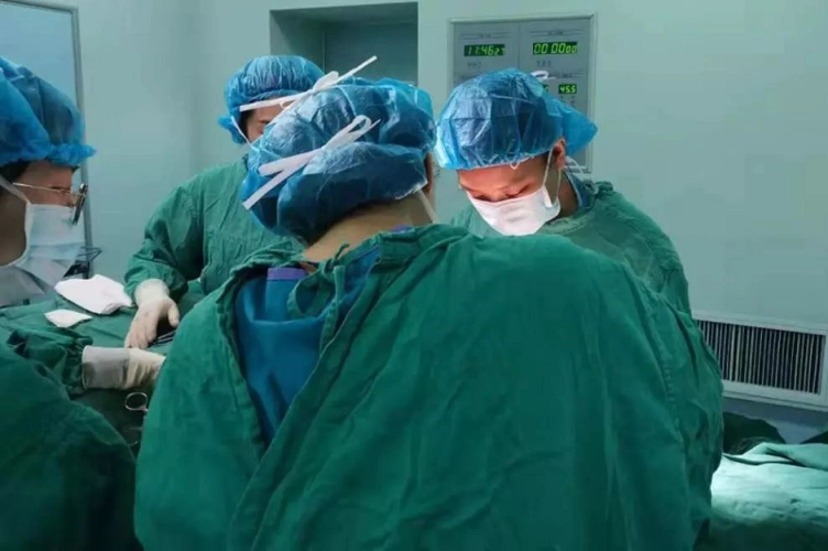 胡莉和李婷婷医师在手术台上争分夺秒地迎接新生命