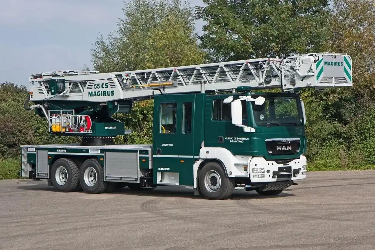 马基路斯为智利消防生产的55cs云梯消防车带乘员舱,绿色涂装