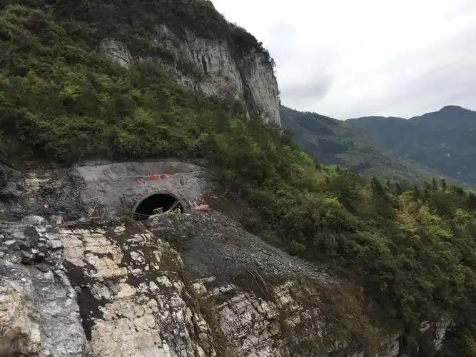 重庆国道g351金铃至湖北界白岩隧道顺利贯通