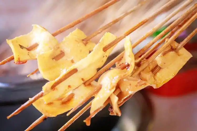 牛黄喉 火锅三宝之一的黄喉也必不可少,下锅涮个十几秒,脆嘣嘣的熟悉