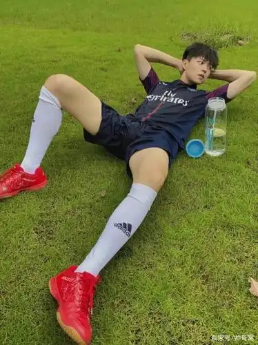 组图:颜值高的大长腿小奶狗,清瘦有型的男生,满满的男人味道!