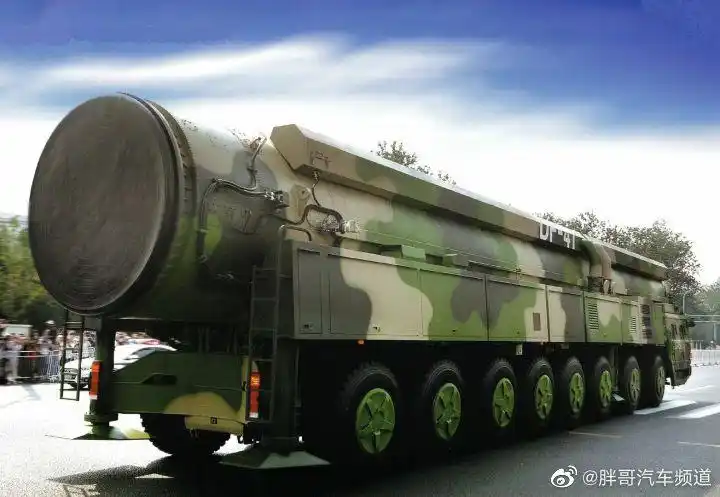 泰安特车生产,航天一院研制的,原木运输车