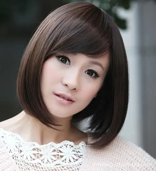 短直发斜刘海女生最爱修脸发型