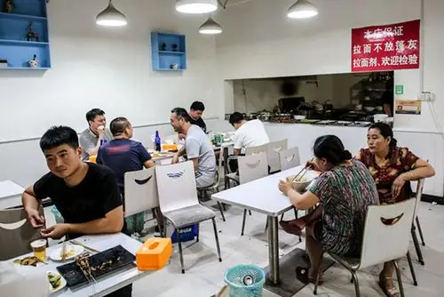 翠花面馆卖良心面不加蓬灰 碗底磨刀日入3000