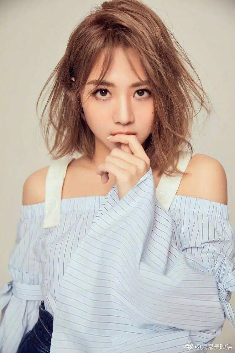 鬼鬼在16岁的时候就被她母亲发现有挣钱的能力,于是