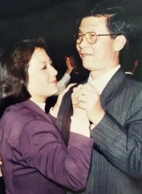 81岁的卢秋萍,戏里与卢海鹏阴阳相隔,现实的丈夫是一名成功商_吴建邦