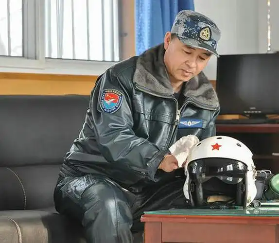 士说新语: 记一位空军飞行员的士兵突击之路