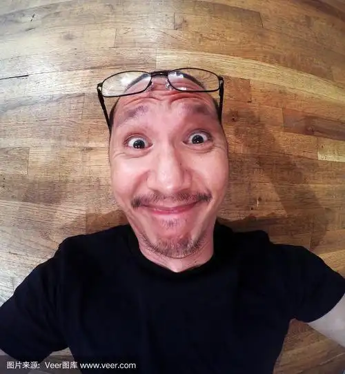 带眼镜的搞笑自拍