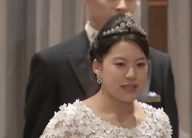 绚子婚宴上所穿的粉色礼裙就是守谷慧家送的布料.